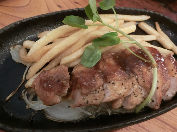 カフェのような肉バル『マックイーン』