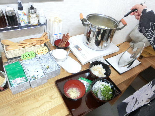 人気の大塩水産で盛り放題の『生シラス丼』を食べる。