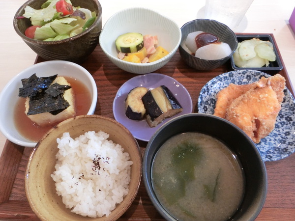８年ぶりの『カフェ　ヴィオレッタ』相変わらずママが美しい