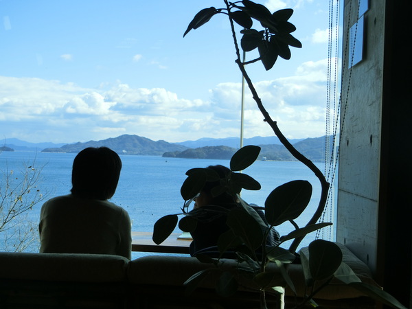 カフェ『プラヤ』は、オーシャンビューと現代アート