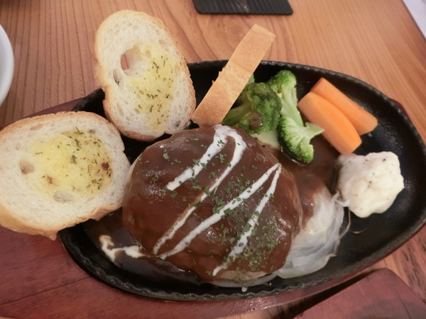 カフェのような肉バル『マックイーン』