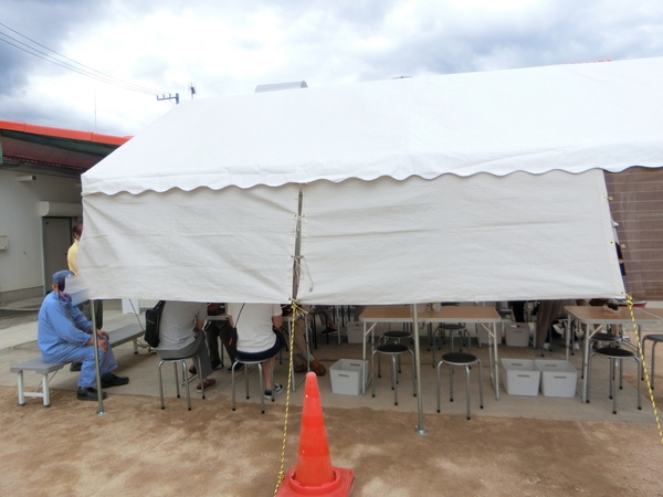 人気の大塩水産で盛り放題の『生シラス丼』を食べる。