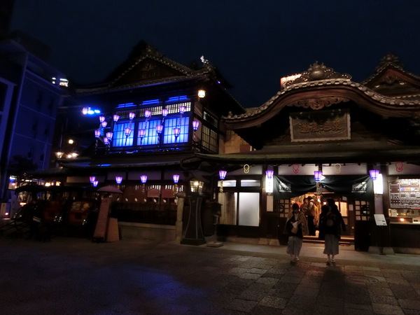 道後温泉へ行く。