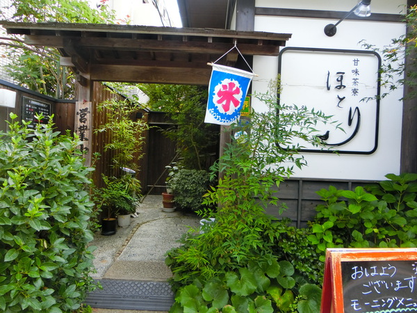 ハスとモーニングとエアーショーの長い一日