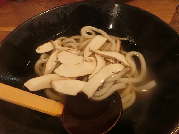 東の人気のうどん店「まはろ」へ行く。