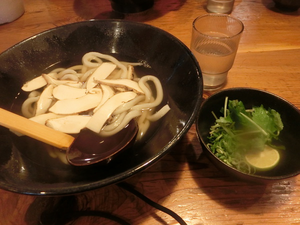 東の人気のうどん店「まはろ」へ行く。
