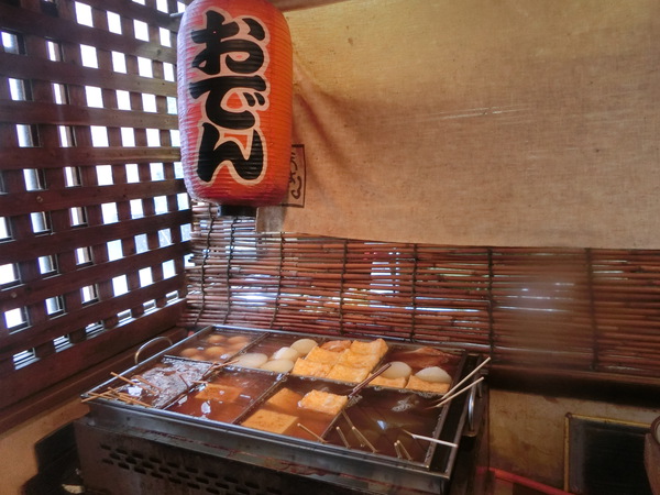 東の人気のうどん店「まはろ」へ行く。