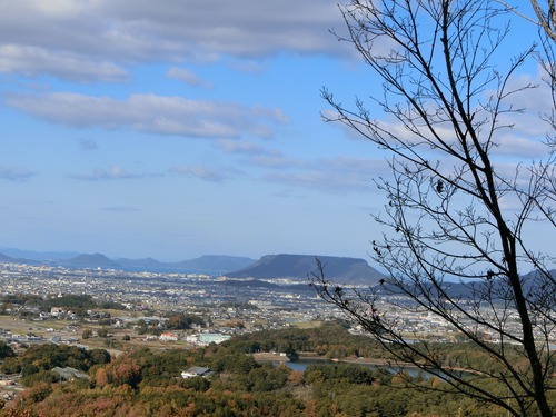 自粛生活で晩秋の二子山に登る。