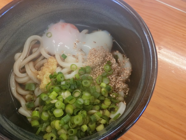 目の前で天ぷらが揚がるうどんや
