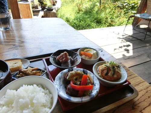 自然の中のカフェ「野良里」
