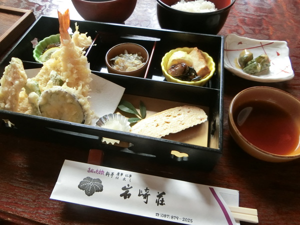 ランチ後に出るお抹茶とぜんざいが人気の岩崎荘