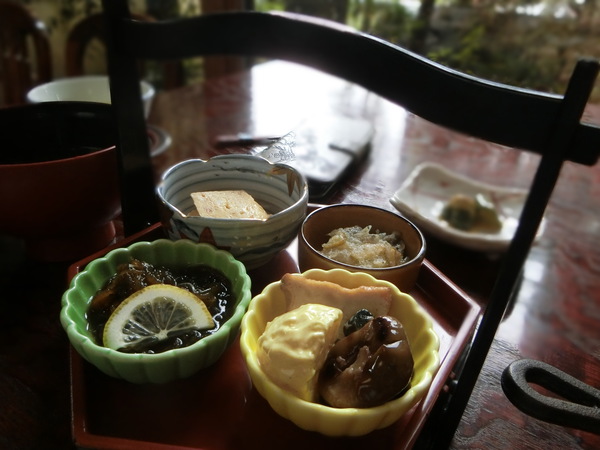 ランチ後に出るお抹茶とぜんざいが人気の岩崎荘
