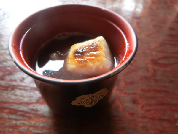 ランチ後に出るお抹茶とぜんざいが人気の岩崎荘