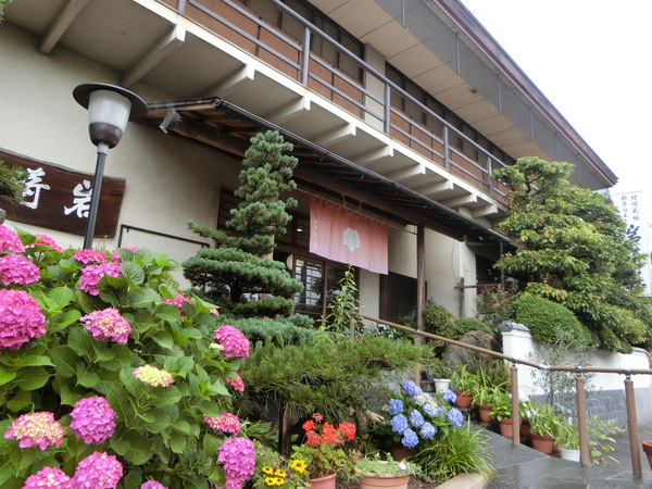 ランチ後に出るお抹茶とぜんざいが人気の岩崎荘