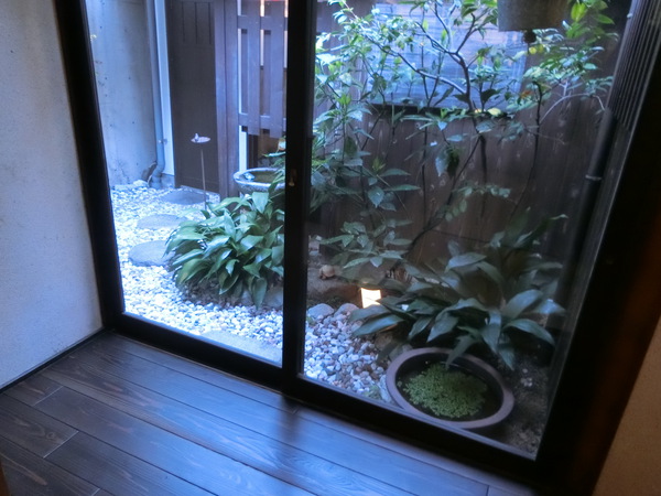 昨夜は友人とワインで楽しい一夜