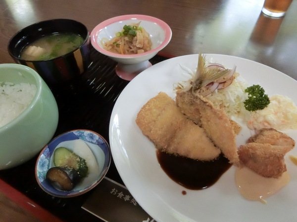 別荘地のような所にランチ店があった。