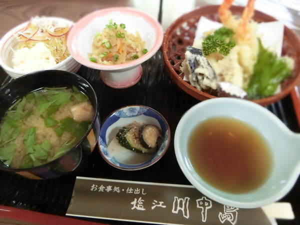 別荘地のような所にランチ店があった。