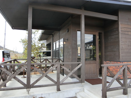 池のほとりのカフェ