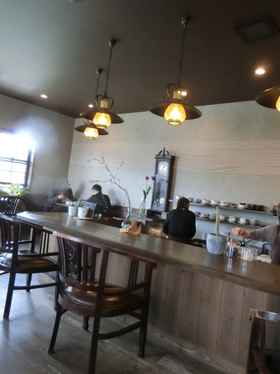 池のほとりのカフェ