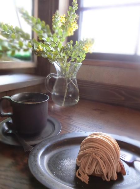 池のほとりのカフェ