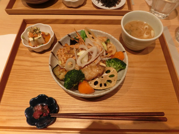 栗原はるみさんプロデュースの食事をいただいた。