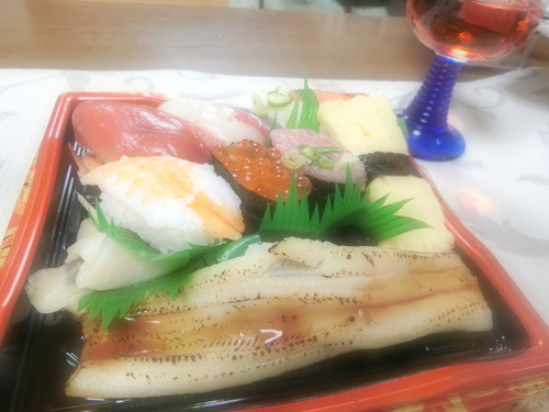 今夜の食事はパックのまま