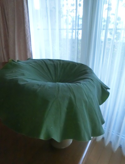 友人から届いた蓮の花を供える。