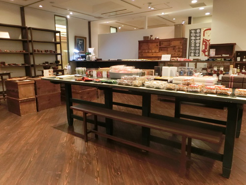 今日も変わった店名のカフェへ行く。