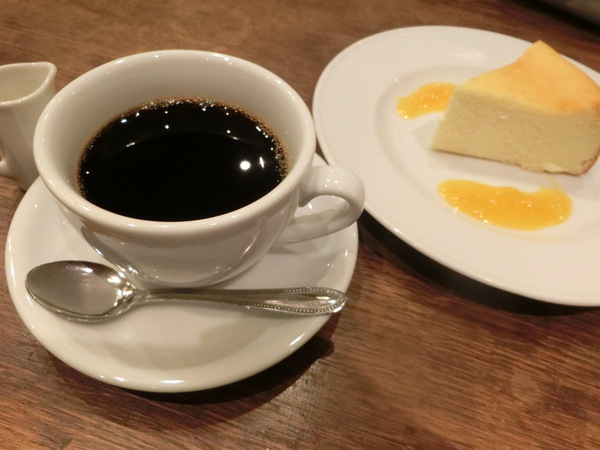 今日も変わった店名のカフェへ行く。