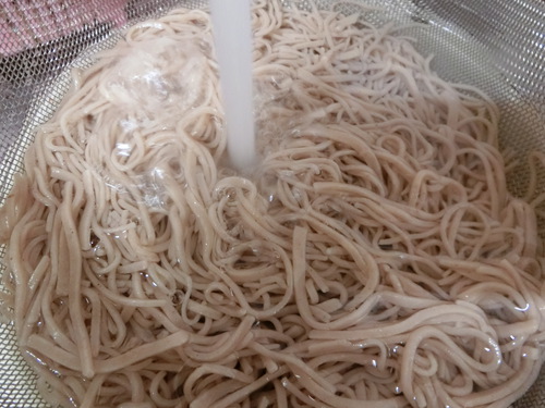 友だちのダンナさんが蕎麦を打ってくれる。