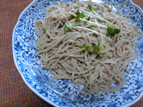 友だちのダンナさんが蕎麦を打ってくれる。