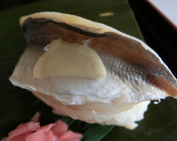 亡き友人が好きだった押し寿司を食べに行く。