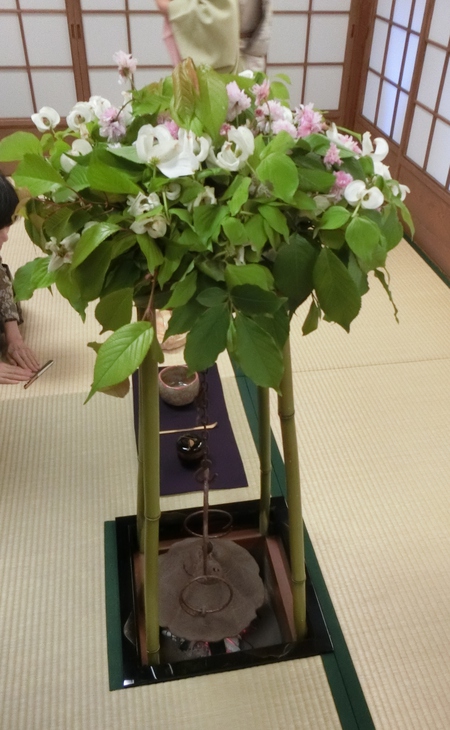 チャリティ茶会の優雅なひととき