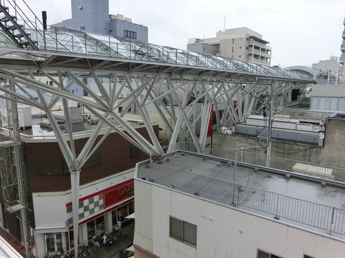 アーケードを歩くと