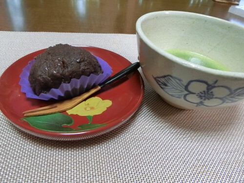 今日のおやつは、お抹茶とおはぎ