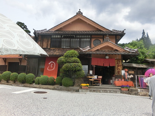 山奥に忽然と現れるベンガラの町