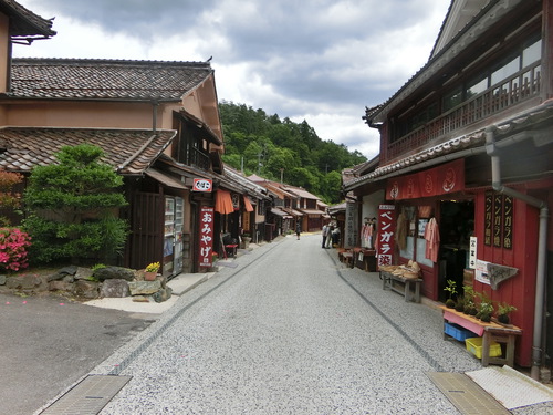 山奥に忽然と現れるベンガラの町