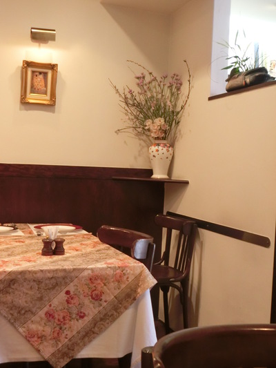 老舗のフレンチ店でランチを１０００円で食べる。