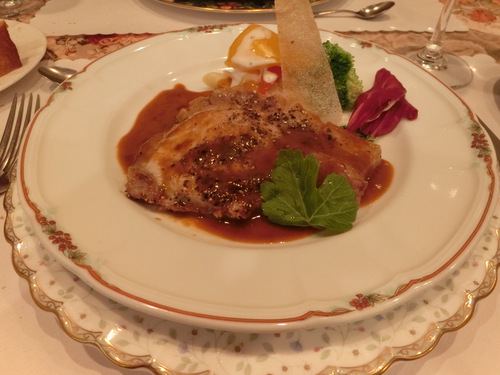 老舗のフレンチ店でランチを１０００円で食べる。