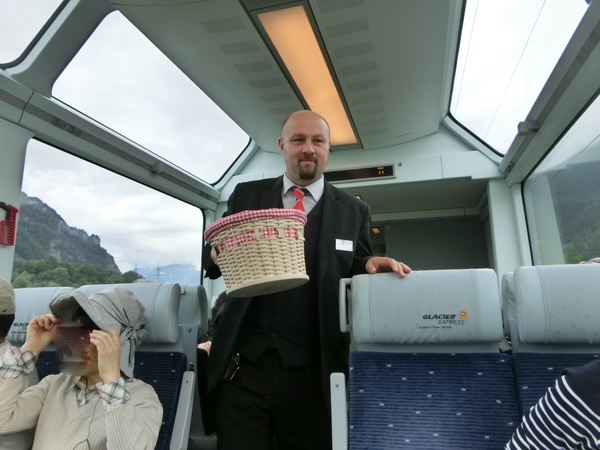 絶景列車の氷河特急パノラマカーに乗る。