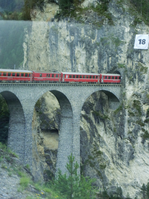絶景列車の氷河特急パノラマカーに乗る。