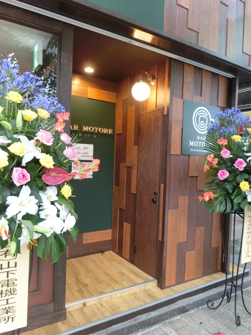 今日がオープンの店に行く。