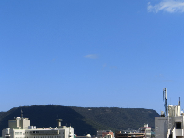 青い空の下