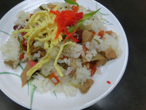 サバの煮つけとバラ寿司が食べられた。
