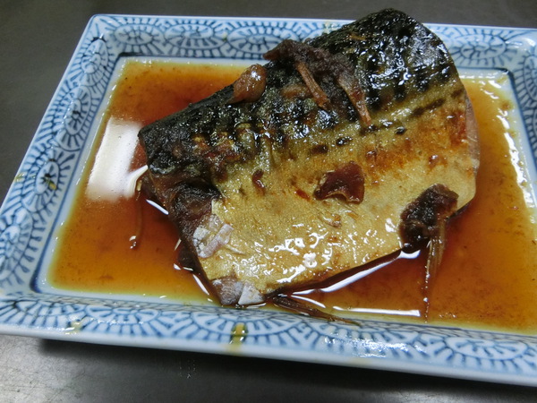 サバの煮つけとバラ寿司が食べられた。