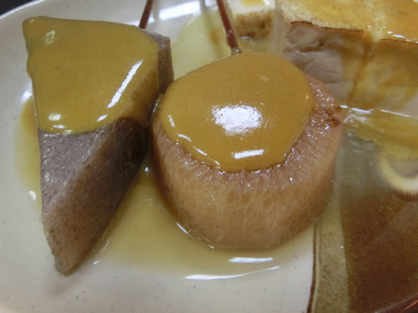 サバの煮つけとバラ寿司が食べられた。
