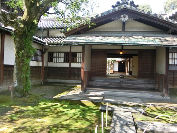 圧倒される「旧野崎家住宅」と子孫の方と出会う。