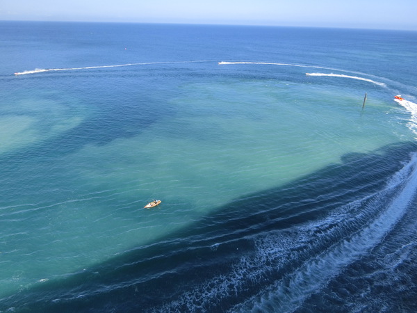 ハイチの海で泳ぐ。