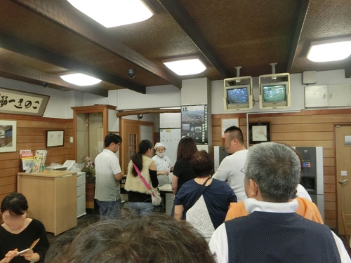 老舗の和菓子を食べる。