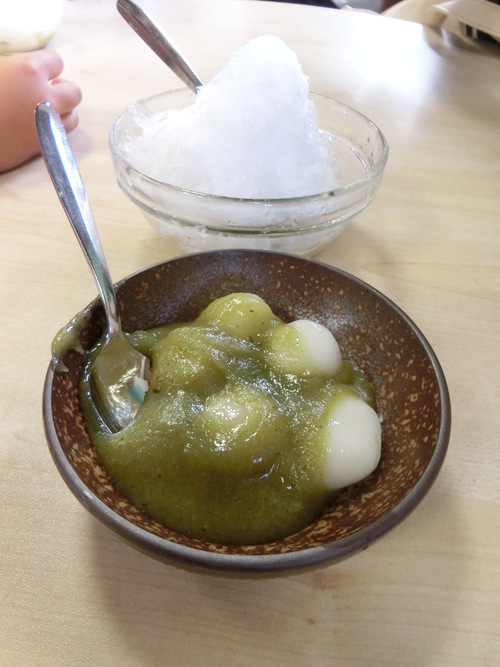 老舗の和菓子を食べる。